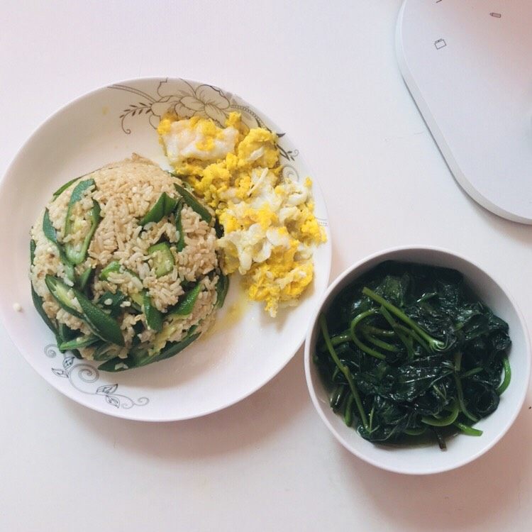 一个人在家的日子,第十三天午餐   秋葵蛋炒饭 红薯叶 米饭🍚