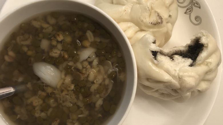 一个人在家的日子,第十三天早餐 糖包子 百合绿豆汤