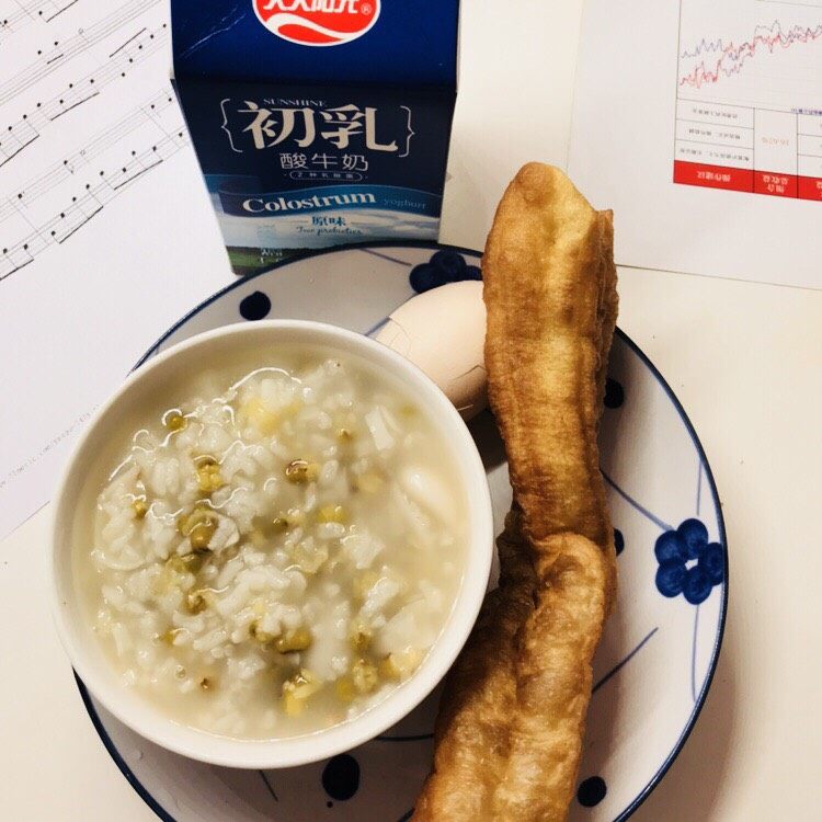 一个人在家的日子,第四天早餐    牛奶 🥛油条鸡蛋🥚 绿豆粥