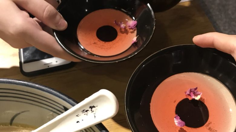 一个人在家的日子,第五天午餐 闺蜜约外食 桃花酒好好喝