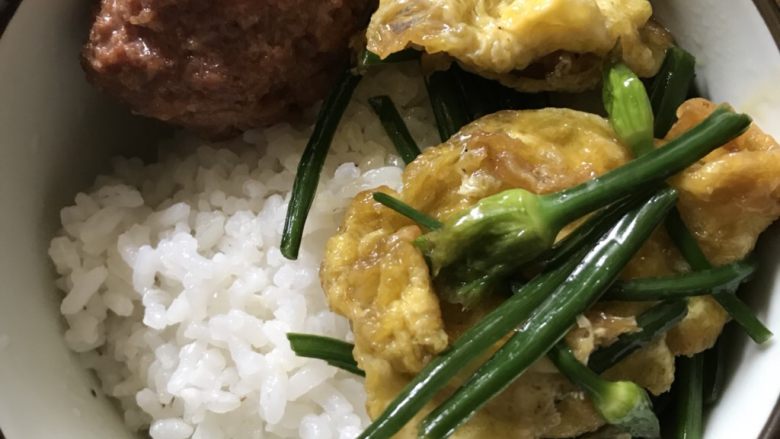 一个人在家的日子,第三天 外婆家 鸡蛋炒韭黄 肉丸子米饭🍚