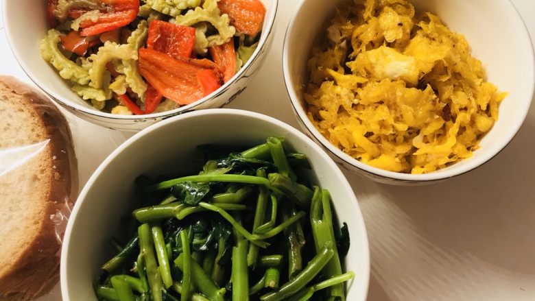 一个人在家的日子,第二天午餐   空心菜梗 炒鸡蛋🍳 苦瓜炒🌶️ 吐司🍞