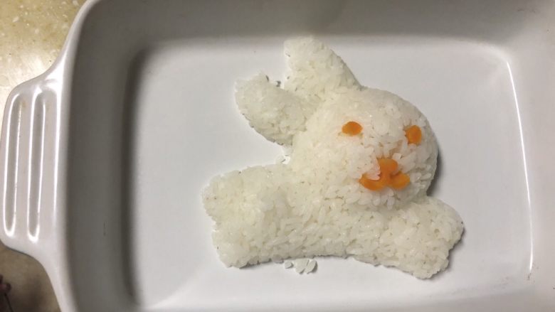 虾仁蘑菇鸡肉玉兔饭,用米<a style='color:red;display:inline-block;' href='/shicai/ 10587'>饭</a>做出兔子造型。嘴和眼睛用胡萝卜装饰