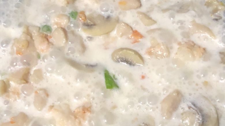 虾仁蘑菇鸡肉玉兔饭,再放入虾仁和鸡肉三色杂菜烧