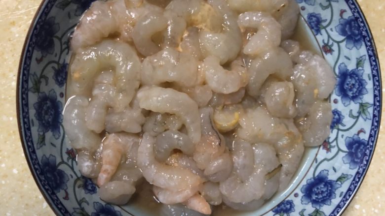 虾仁蘑菇鸡肉玉兔饭,虾剥出<a style='color:red;display:inline-block;' href='/shicai/ 287'>虾仁</a>