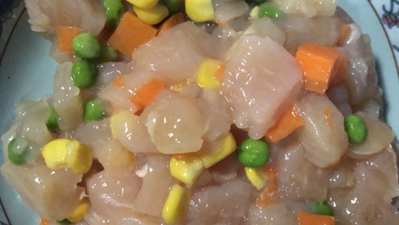 虾仁蘑菇鸡肉玉兔饭,<a style='color:red;display:inline-block;' href='/shicai/ 94'>鸡肉</a>和三色杂菜搅拌均匀