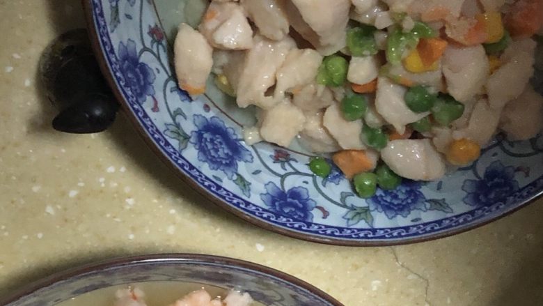 虾仁蘑菇鸡肉玉兔饭,把虾仁和鸡肉三色杂菜炒熟放好调料