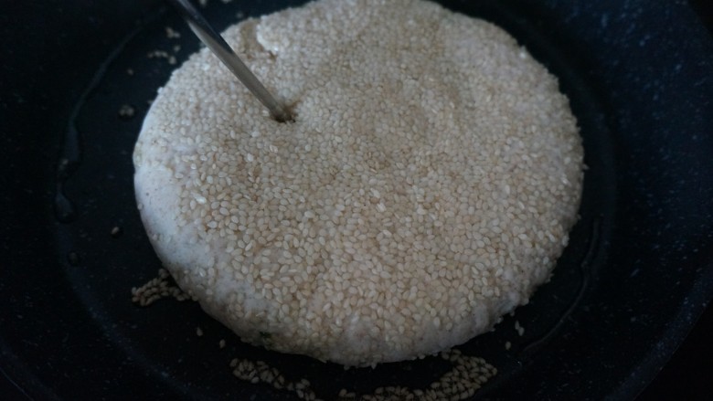 记忆中的羌饼,中小火加热,可以用筷子戳小洞,这样比较容易熟