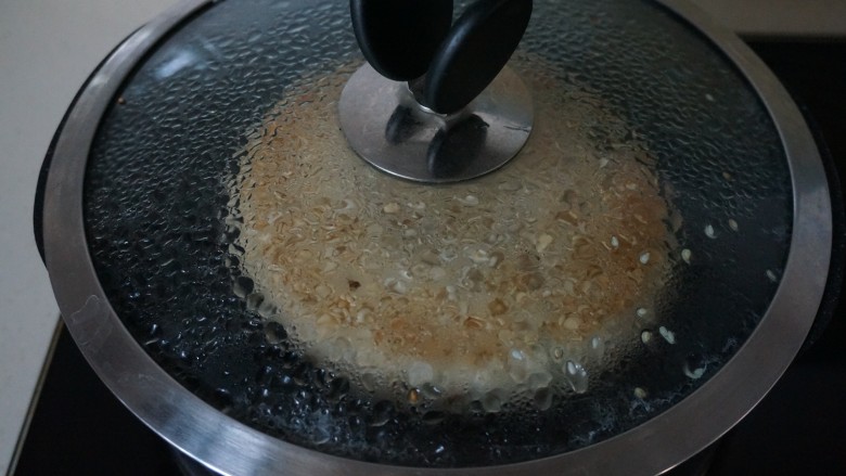 记忆中的羌饼,加入至饼胚一半左右的水,盖上盖子,煮开后转小火