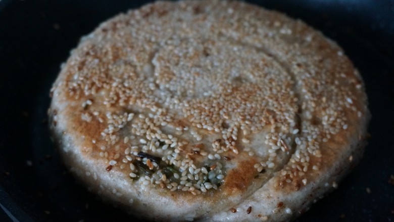 记忆中的羌饼,加热至水干,倒入少许油继续煎下两面外壳,出锅切块食用