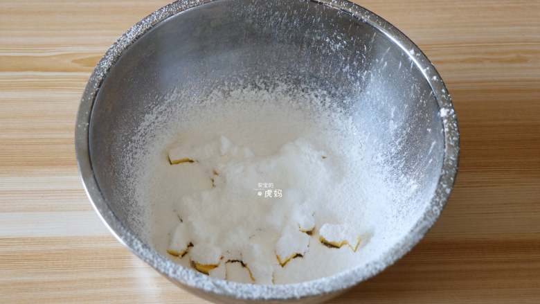 咖啡豆饼干,糖粉过筛到软化的黄油里搅拌均匀;