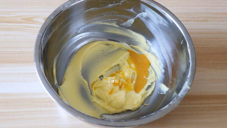 咖啡豆饼干,全蛋液分2-3次倒入到黄油里,每次都搅打均匀后再倒入下一次的蛋液;