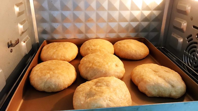 脑洞大开的全麦烤饼,发酵完成后,放入预热好的烤箱中层上下火170度18到28分钟