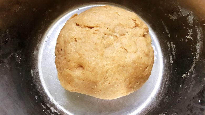 脑洞大开的全麦烤饼,加入清水,揉成面团
盖上保鲜膜发酵至两倍大