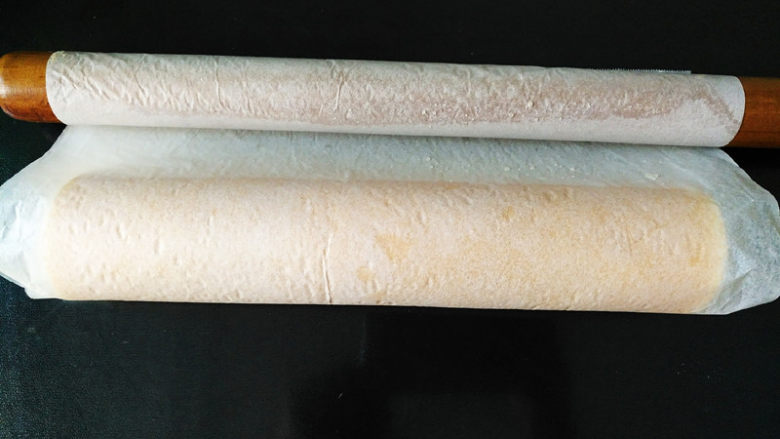 椰蓉蜂蜜蛋糕卷,借助擀面杖卷起,完全冷却后即可切块享用
