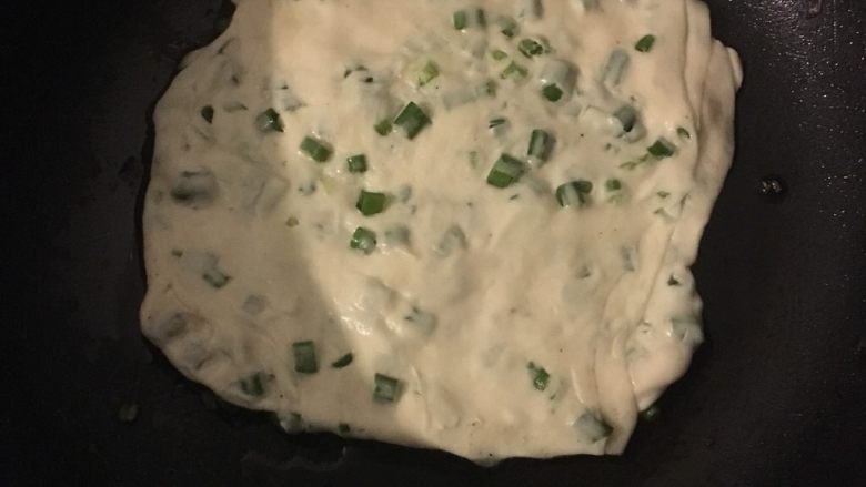葱油饼,叠好后可以擀出来,平底锅内加少许油,热锅开始煎