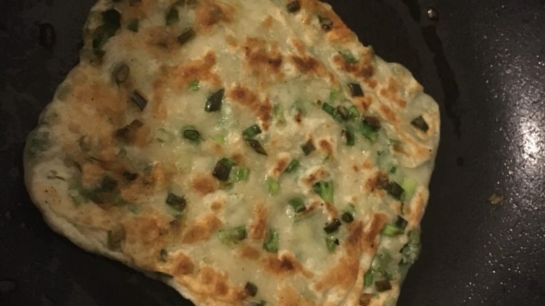 葱油饼,出锅,切小块,酥酥脆脆的,趁热最好吃