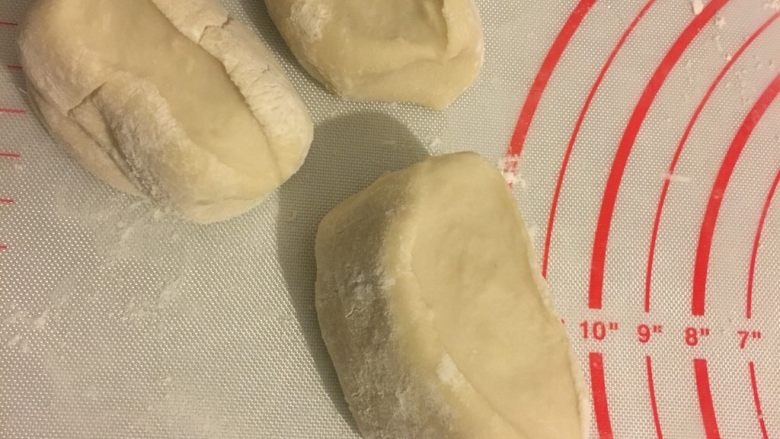 葱油饼,取出面团继续揉3-5分钟,将面团分小块,盖上保鲜膜继续醒5-10分钟,取一团面开是用擀面杖擀开,薄薄的圆形