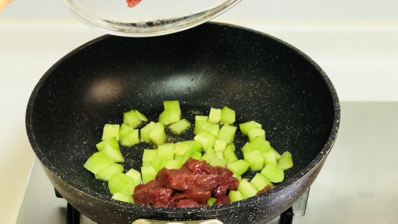 青瓜牛肉粒,放入牛肉粒（半成品的牛排是有咸味的哦😊所以什么调料都不用放）