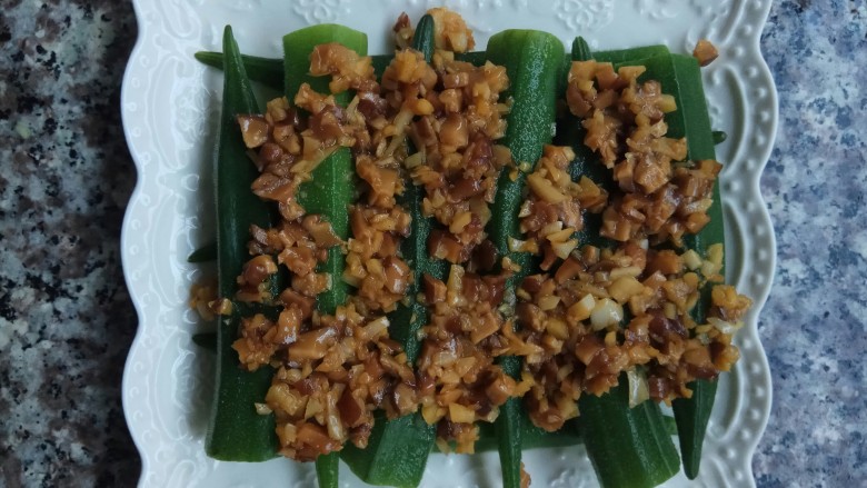 立秋之 秋葵,将汤汁倒在秋葵上铺好,稍微转动盘子,使盘底溶入汤汁