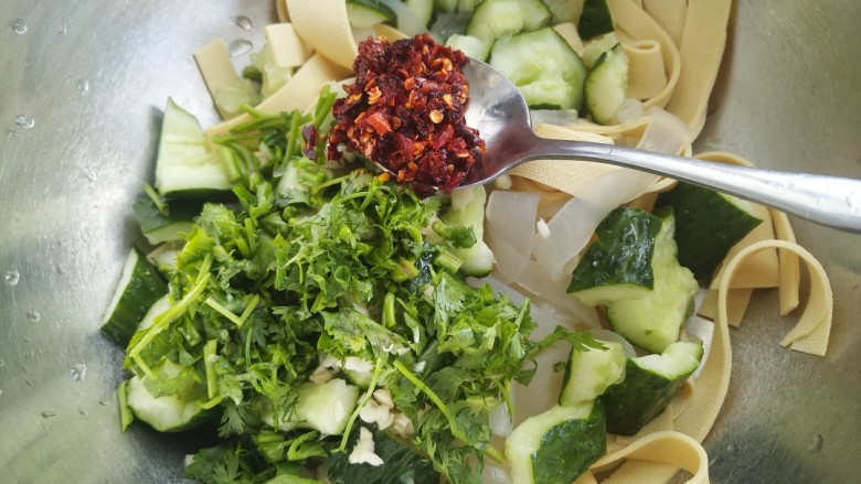 黄瓜拉皮干豆腐,把所有食材放在一个碗里,加一勺<a style='color:red;display:inline-block;' href='/shicai/ 852'>辣椒油</a>。