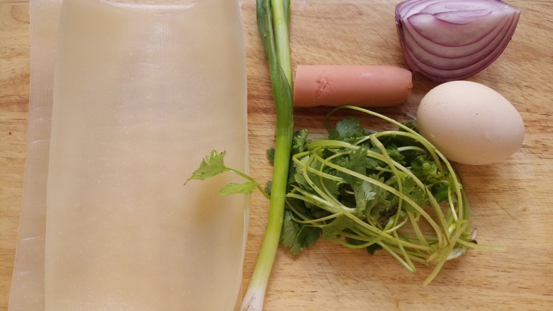 东北烤冷面,先准备好需要的食材,如图。