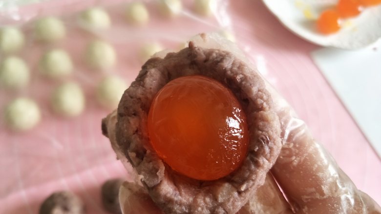 酥掉渣的蛋黄酥,月饼季做起来,醒好后的油皮和油酥,分割9份,继续覆盖保鲜膜,醒面。把豆沙分成9份,后包裹咸蛋黄,备用。