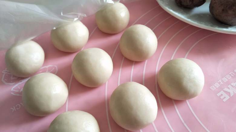酥掉渣的蛋黄酥,月饼季做起来,全部制作完毕后,静置15分钟。