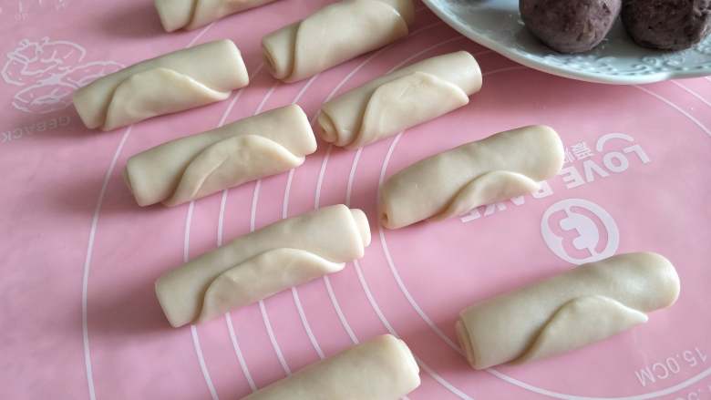 酥掉渣的蛋黄酥,月饼季做起来,全部制作完成后,静置15分钟。