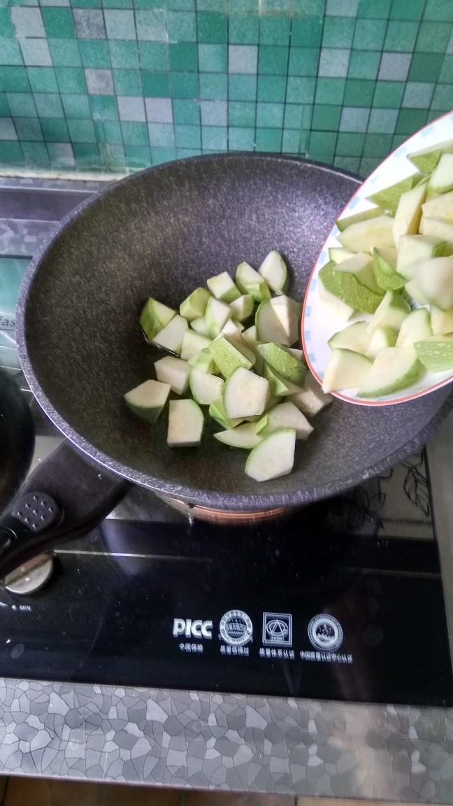 耗油西葫芦,放入西葫芦块煸炒