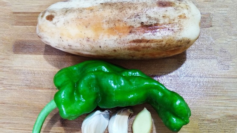 青椒炒藕片,食材如上图
