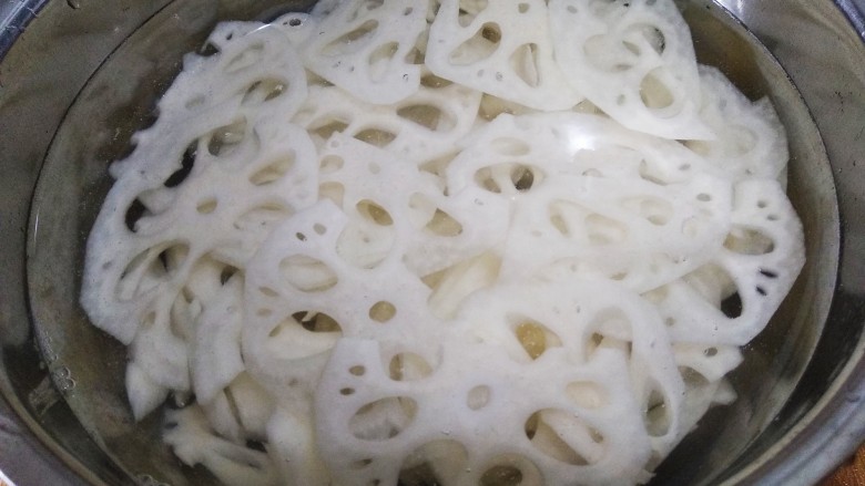 青椒炒藕片,切好的藕片放清水中泡着