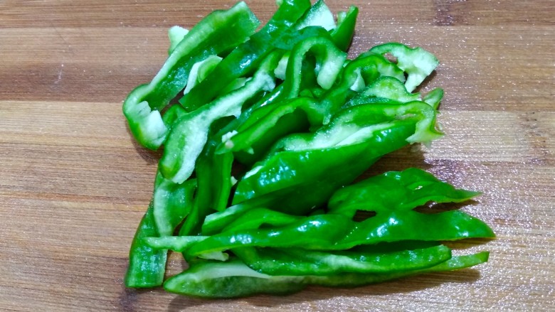 青椒炒藕片,青椒洗净去蒂去籽切条