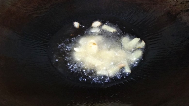 青椒炒藕片,放入姜蒜煸炒香