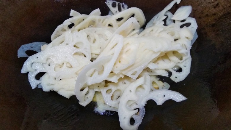 青椒炒藕片,倒入藕片