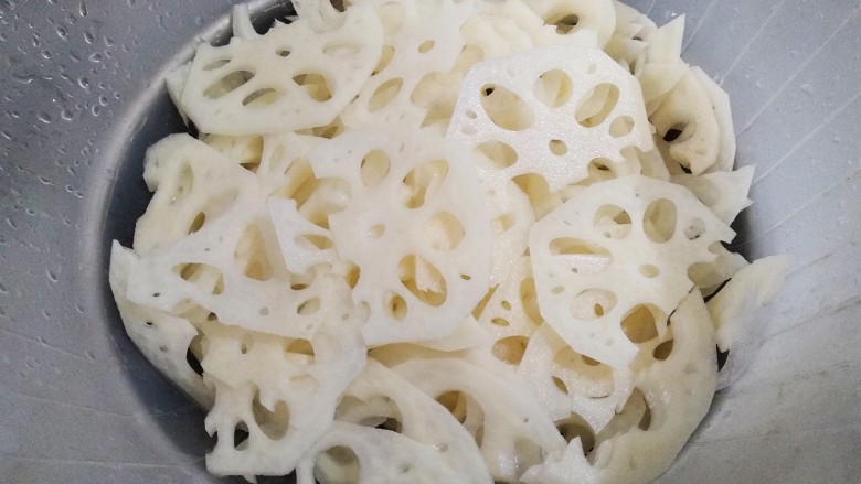 青椒炒藕片,藕片沥干水分