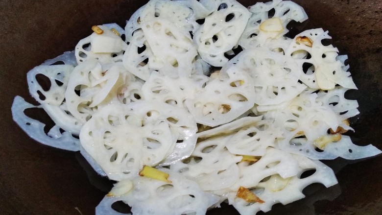 青椒炒藕片,翻炒一分钟