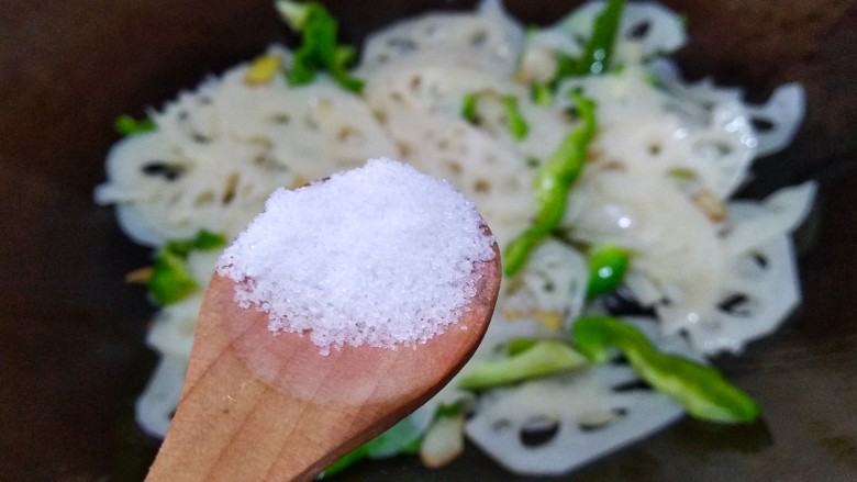 青椒炒藕片,放少许盐翻炒均匀