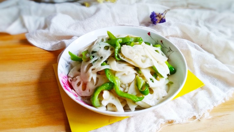 青椒炒藕片,出锅装盘