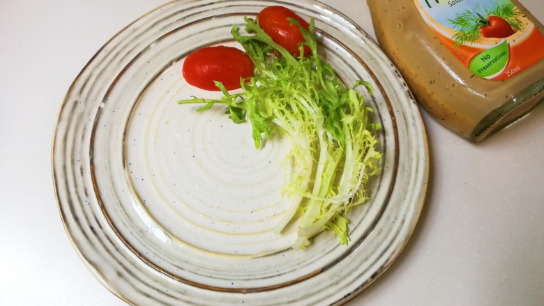 法式沙拉酱锅煎香甜鸡脯肉,放入樱桃番茄