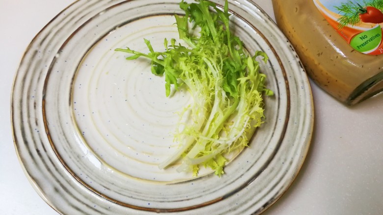 法式沙拉酱锅煎香甜鸡脯肉,苦菊放入盘中