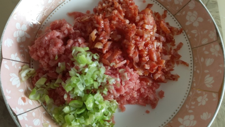 凤还巢,猪肉,肠,葱放入盘子里