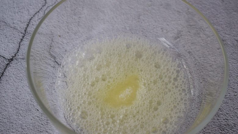 夹心蛋糕,加入白糖,白糖分三次加入