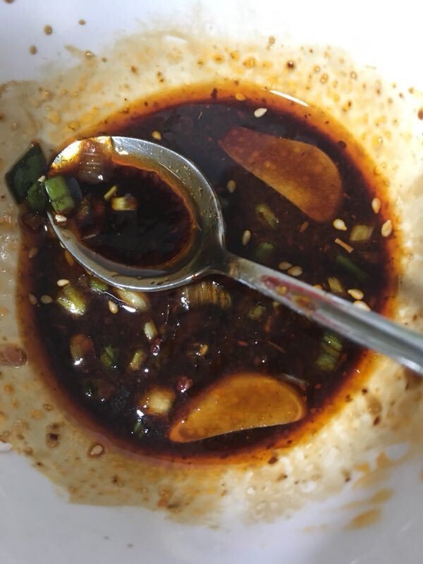 精品小炒肉,加入调料:两勺生抽,半勺老抽,盐,蚝油,糖,辣椒酱,蒜少许