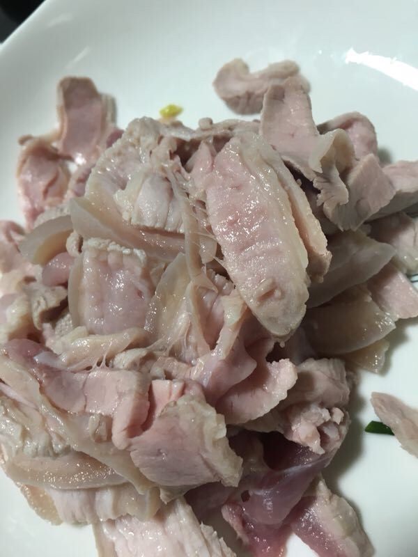 精品小炒肉,生肉片加生抽,胡椒粉,料酒,生姜腌5分钟以上