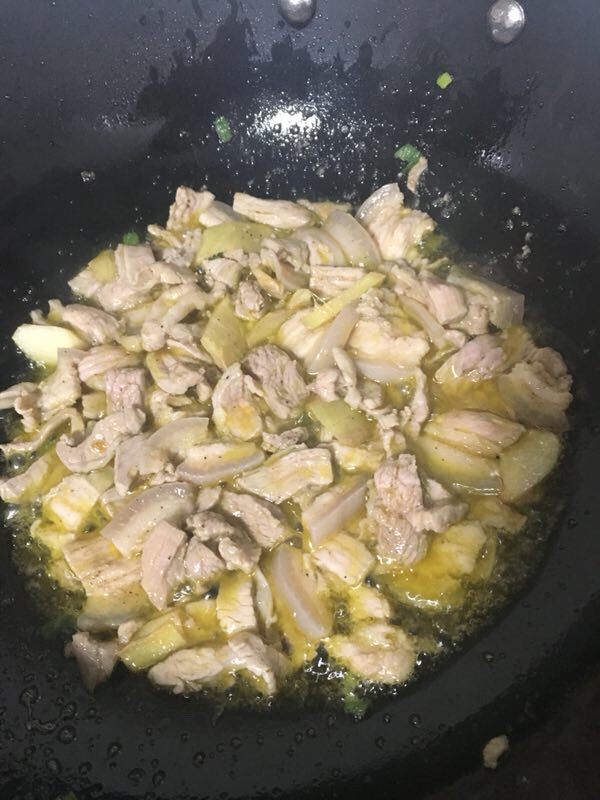精品小炒肉,肉片先煸炒,之后再加入青椒尖椒红椒