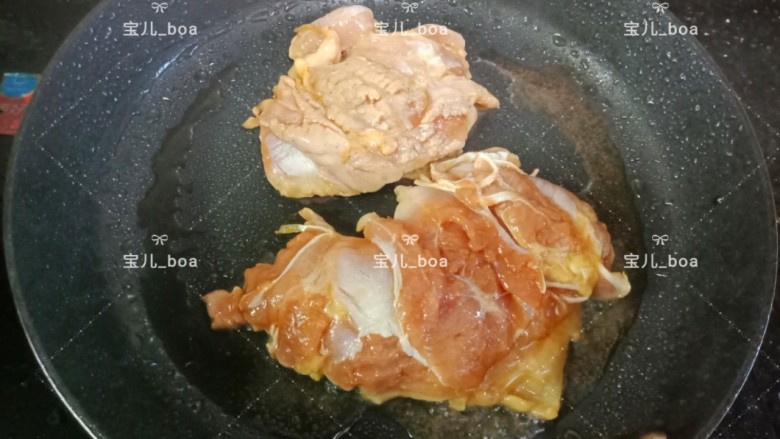 八宝酱鸡腿,锅里放入少量的油,转小火,放入腌制好的鸡腿肉