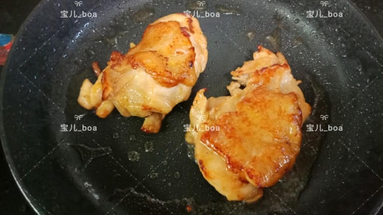 八宝酱鸡腿,煎至焦黄,翻面再煎,