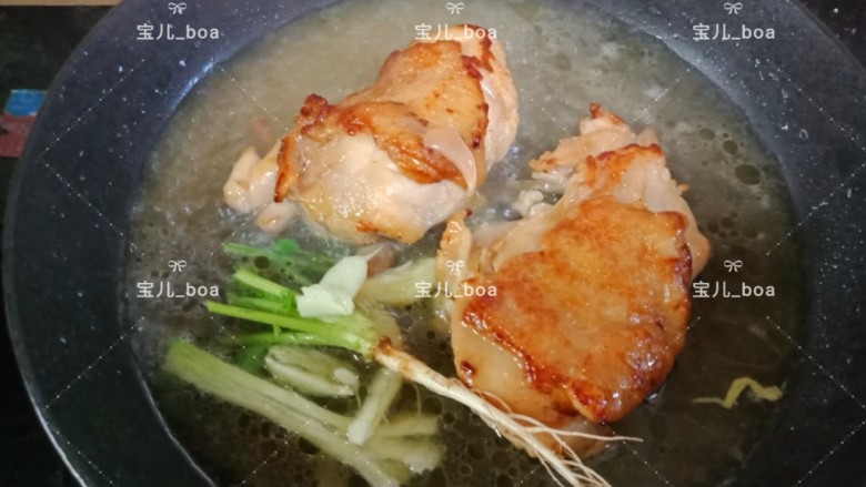 八宝酱鸡腿,加入末过鸡腿的水,然后加入大蒜,香菜头和葱头,