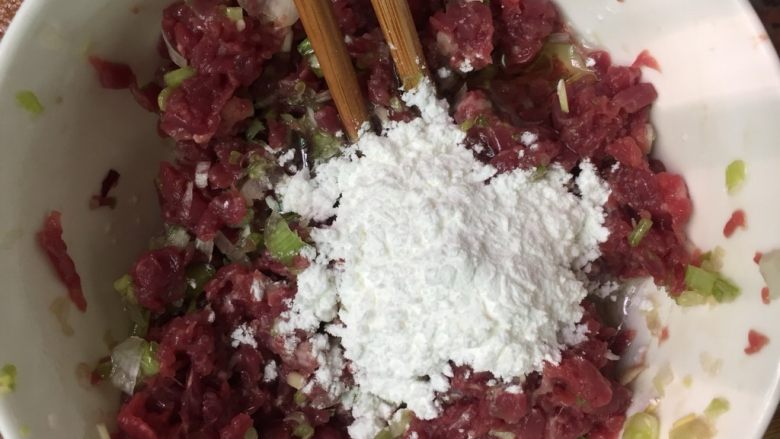 蛋糕牛肉饭,牛肉剁碎加入<a style='color:red;display:inline-block;' href='/shicai/ 163'>葱白</a>沫和玉米淀粉混合腌制一下。